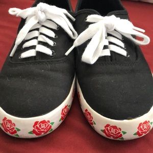 ROSE Detail Black canvas sneakers 🌹😍